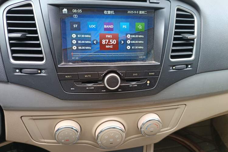 Used Roewe 350 2015 1.5L Automatic Luxury Sunroof Edition Audio And AC Panel