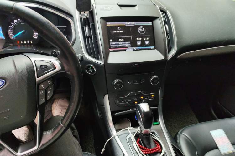 Used Ford Edge 2015 2.0T GTDi Two-Wheel-Drive High-Line Version
