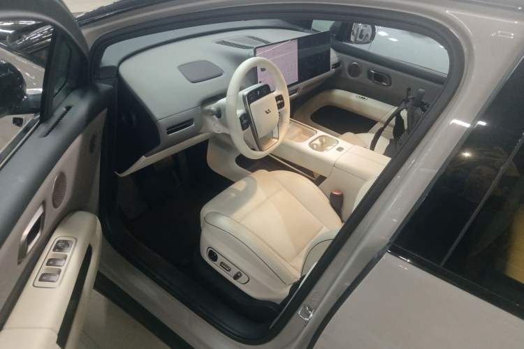 Used Li Auto i6 2025 Model Two-Wheel-Drive Standard Type
