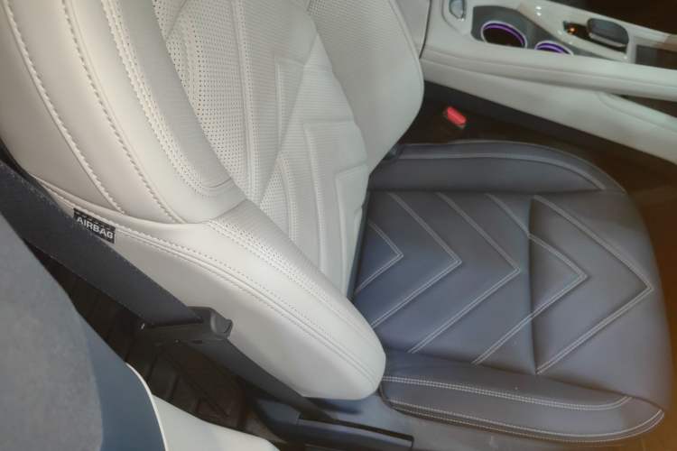 Used Zeekr 001 2023 WE Edition 86 kWh Right Front Seat