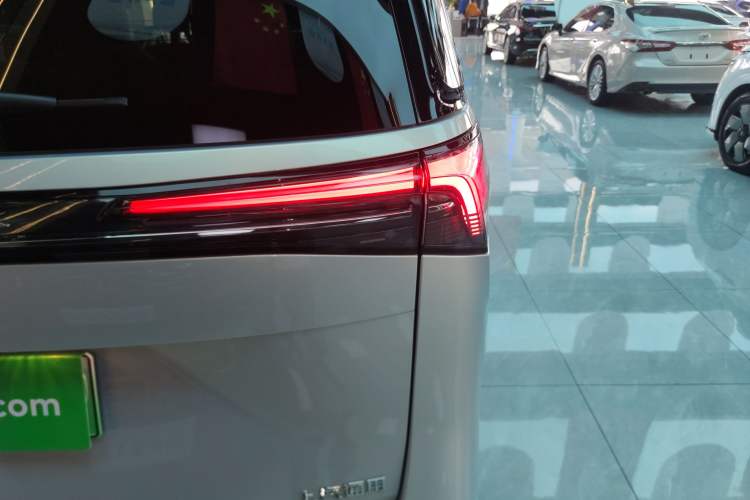 Used Buick GL8 New Energy 2025 Lu Shang Luxury Edition 7-Seater Right Rear Taillight