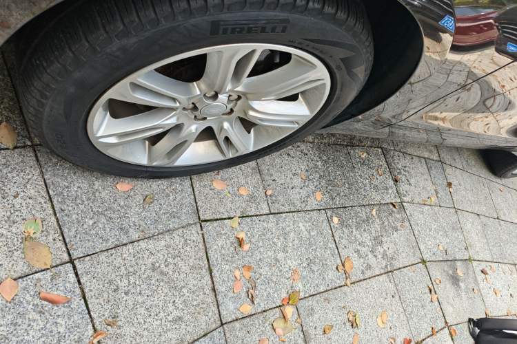 Used Land Rover Range Velar 2022 250 PS Sparkling Heritage Edition Left Front Wheel Hub