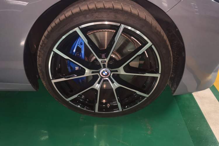 Used BMW 8 Series 2022 840i Four-Door Coupe M Sport Package Right Front Wheel Hub