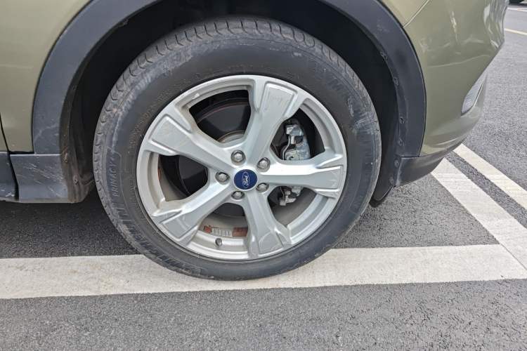 Used Ford Kuga 2017 EcoBoost 245 Four-Wheel Drive Platinum Edition Right Front Wheel Hub