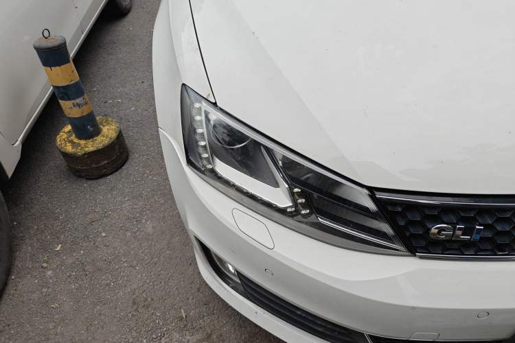 Used Volkswagen Sagitar 2013 2.0 TSI GLI Right Front Headlight