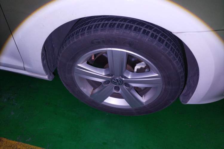 Used Volkswagen Golf 2017 1.6L Automatic Comfort Million-Vehicle Anniversary Edition Right Front Wheel Hub