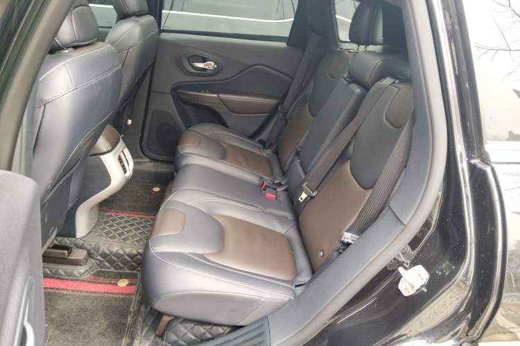 Used Jeep Cherokee 2020 2.0L Two-Wheel Drive Classic Sports Edition
