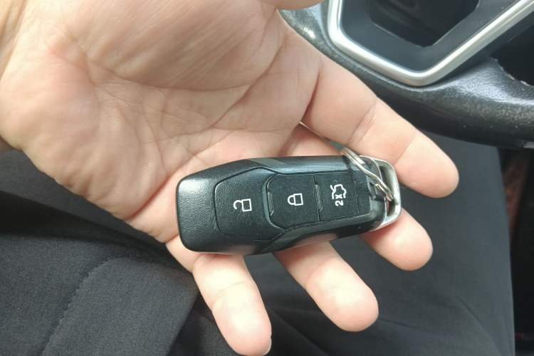 Used Ford Edge 2015 2.0T GTDi Two-Wheel-Drive High-Line Version
