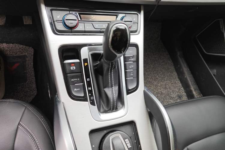 Used Geely Auto Emgrand X7 Sport 2018 1.8TD Automatic Two-Wheel Drive Smart Connect 4G Internet Edition Gear Lever