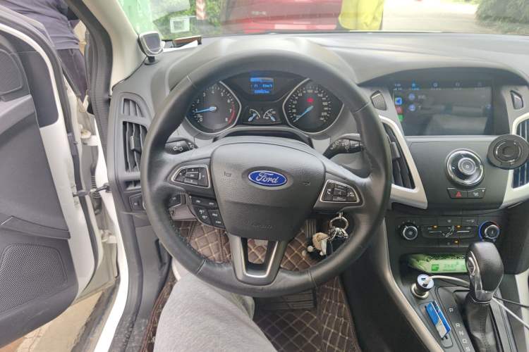 Used Ford Focus 2015 Hatchback 1.6L Automatic Comfort Model Steering Wheel
