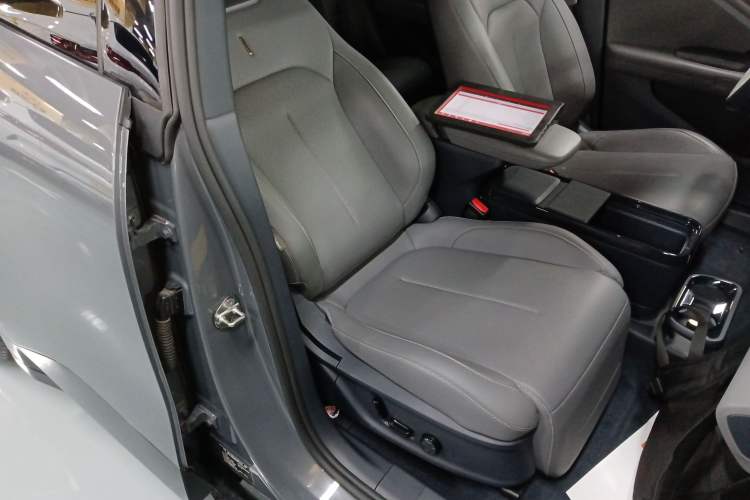 Used Lynk & Co Z20 2025 530 km Range Rear-Wheel Drive Max Right Front Seat