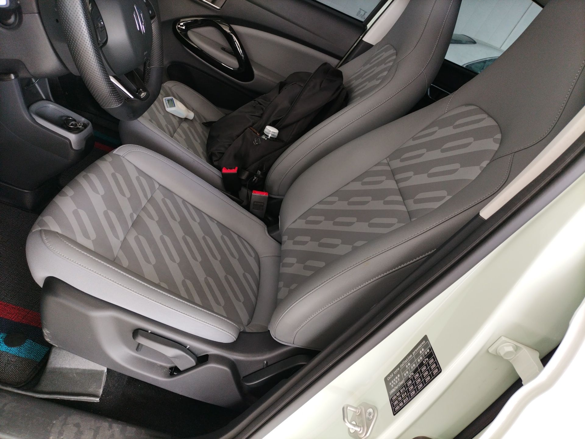 المقاعد الأمامية داخل السيارة