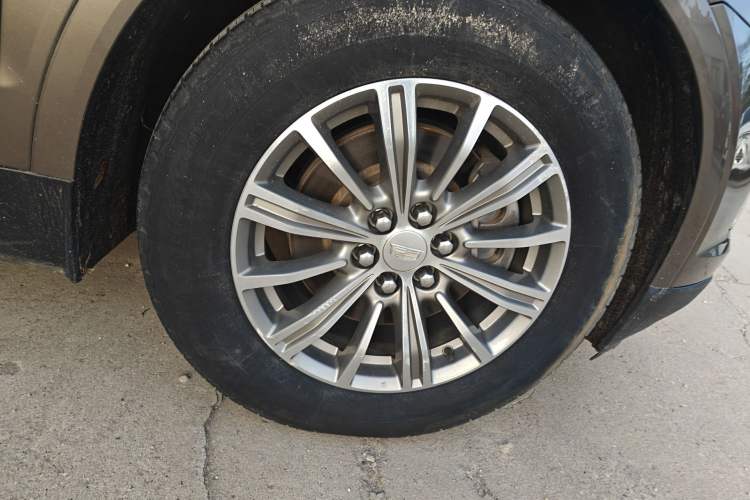 Used Cadillac XT5 2016 25T Luxury Model Right Front Wheel Hub