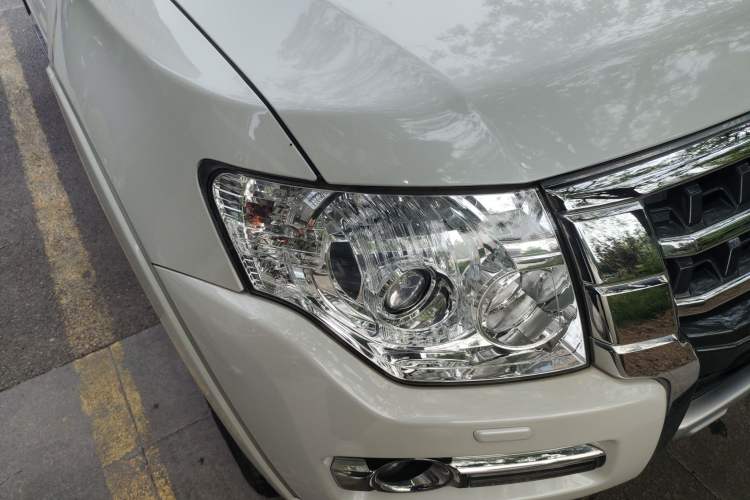 Used Mitsubishi Pajero  Right Front Headlight