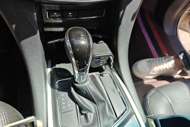 Used JMC Yusheng S350 2013 2.4T Automatic 2WD Diesel Luxury Edition 5 Seats Gear Lever