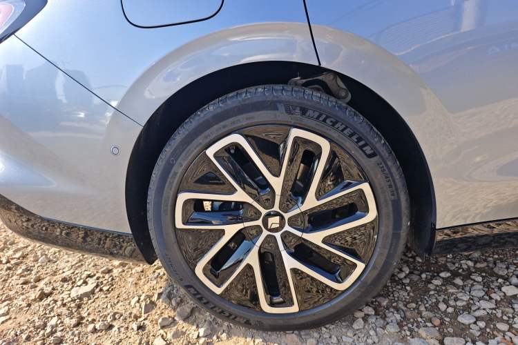 Used Baojun Enjoy 2025 Plug-in Hybrid 140km Luxury Edition Right Rear Wheel Hub