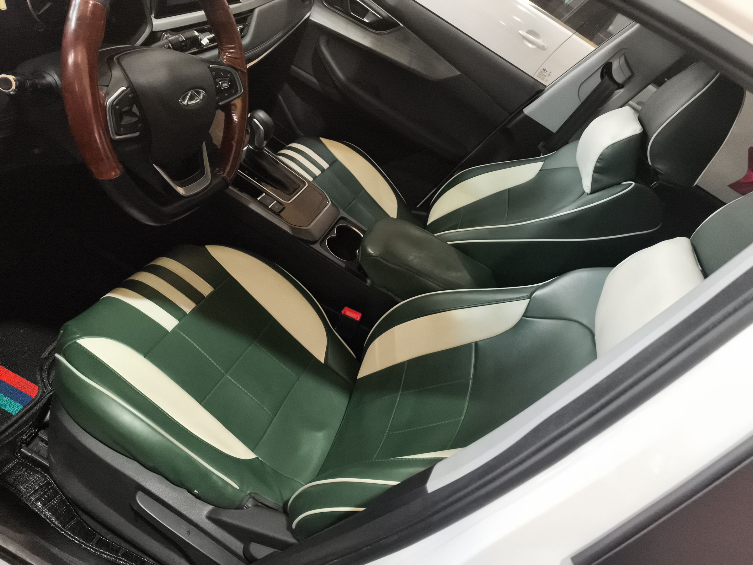 المقاعد الأمامية داخل السيارة