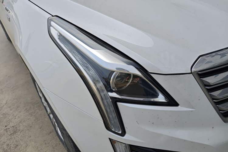 Used Cadillac XT5 2018 28E Four-Wheel Drive Tech Version Right Front Headlight