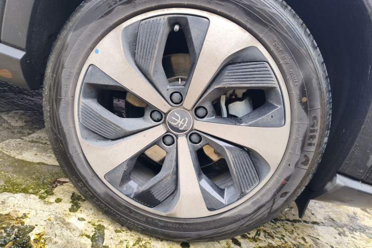 Used BYD Song PLUS New Energy 2021 EV Flagship Model Right Front Wheel Hub