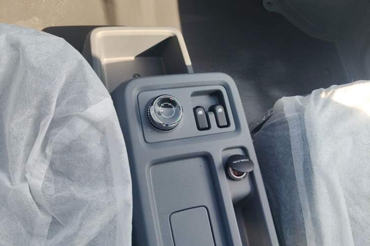 Used Wuling Yangguang 2024 300KM Comfort Version Passenger Van 75kW Gear Lever