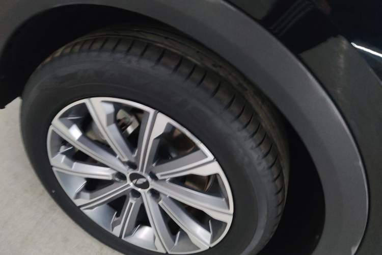 Used Chery Fengyun T9 2024 120 Long-Range Comfort Version 7-Seater Lithium-Ion Battery Left Front Wheel Hub