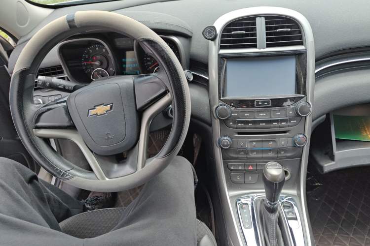 Used Chevrolet Malibu 2014 1.6T Automatic Comfort Edition Center Console