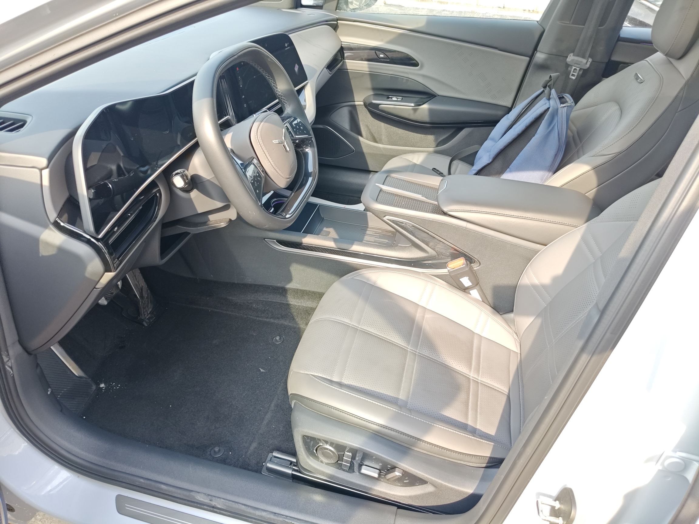 Переднее сиденье в автомобиле