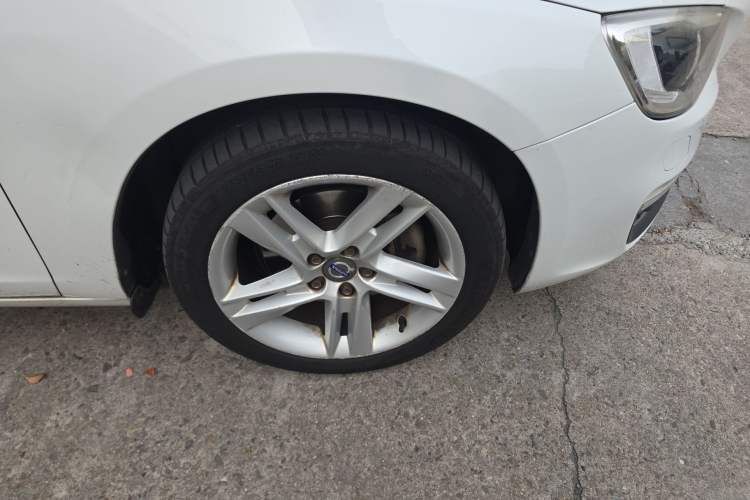 Used Volvo S60 2016 S60L T5 Intelligent Drive Edition Right Front Wheel Hub