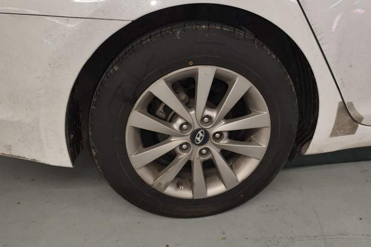 Used Hyundai Mistra 2014 1.8L Automatic Smart GLS Right Rear Wheel Hub