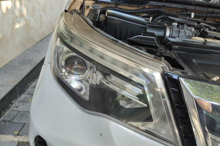 Used Nissan Terra 2018 2.5L Automatic 2WD Luxury Edition Right Front Headlight