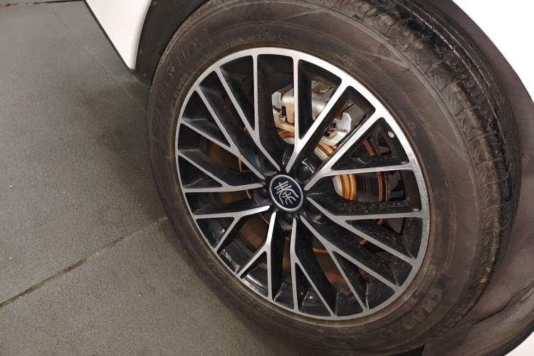 Used BYD Qin L 2024 DM-i 120KM Excellence Model Right Rear Wheel Hub