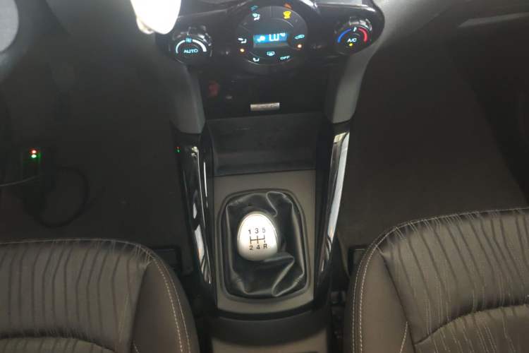 Used Ford EcoSport 2013 1.0L GTDi Manual Luxury Model Gear Lever