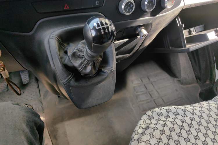 Used JMC Fushun 2023 2.0T Manual Short-Wheelbase Mid-Height Commercial Multi-Purpose 5-Seater Passenger Vehicle Gear Lever