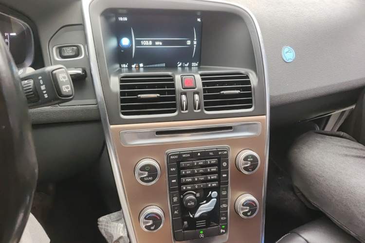 Used Volvo XC60 2016 T5 Smart Upgrade Model Audio And AC Panel