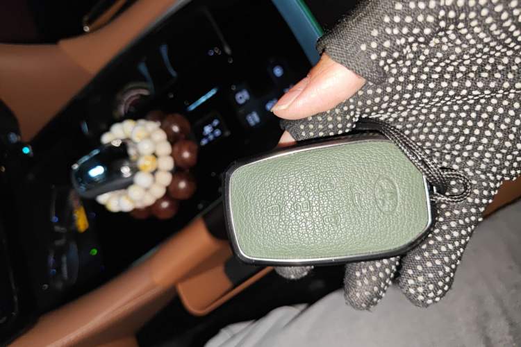 Used Toyota Alphard 2024 Dual-Engine 2.5L Deluxe Edition