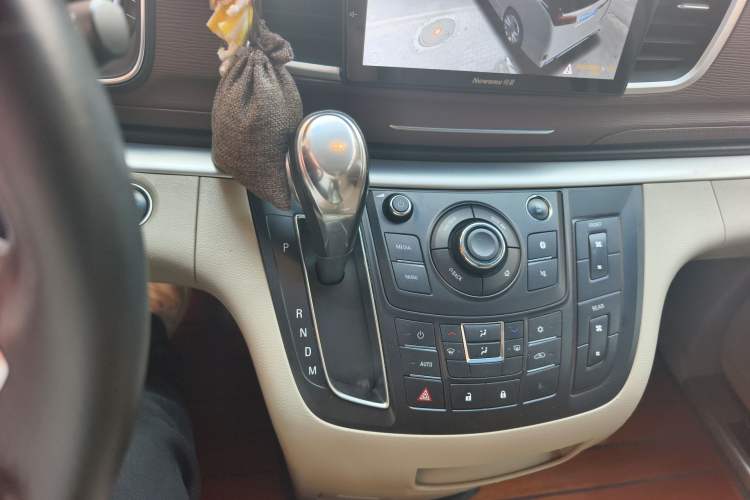 Used Buick GL8 2018 28T Luxury Model China VI Standard Gear Lever