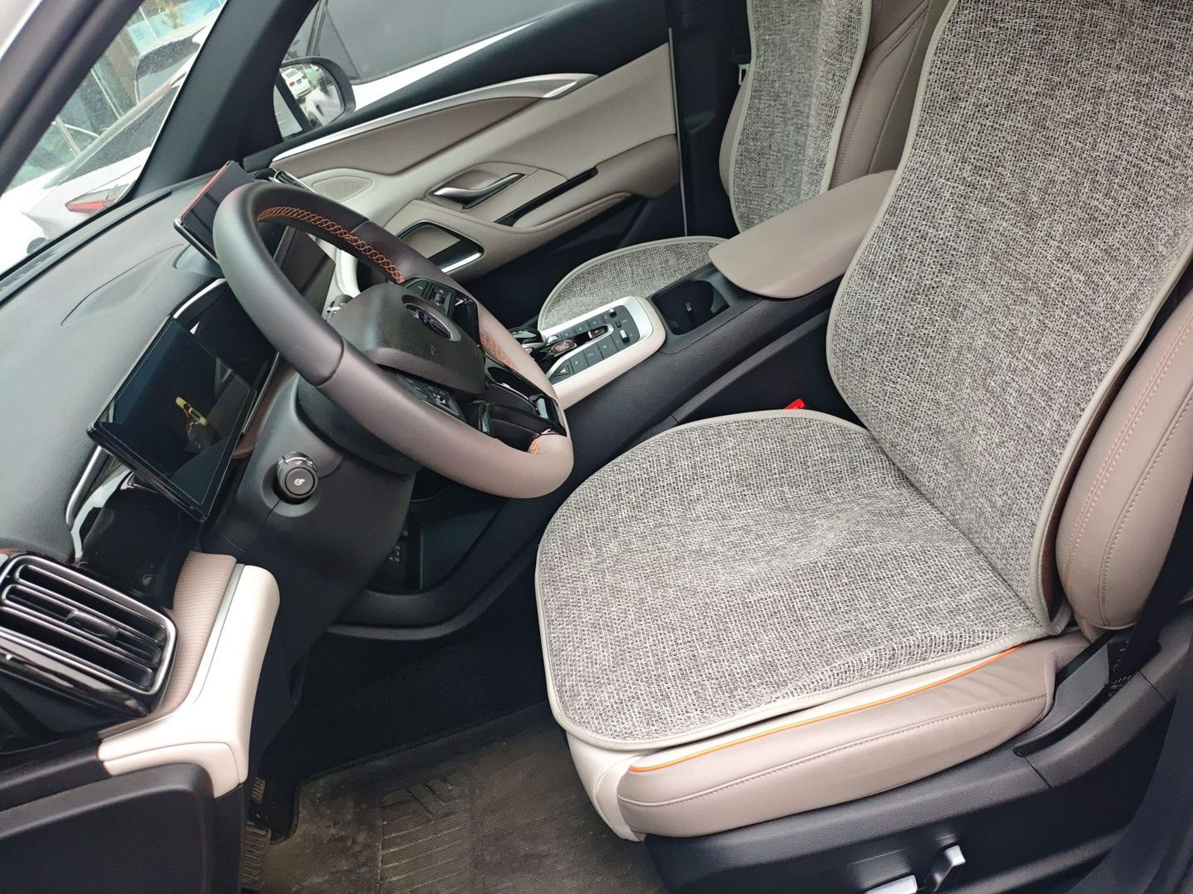 المقاعد الأمامية داخل السيارة