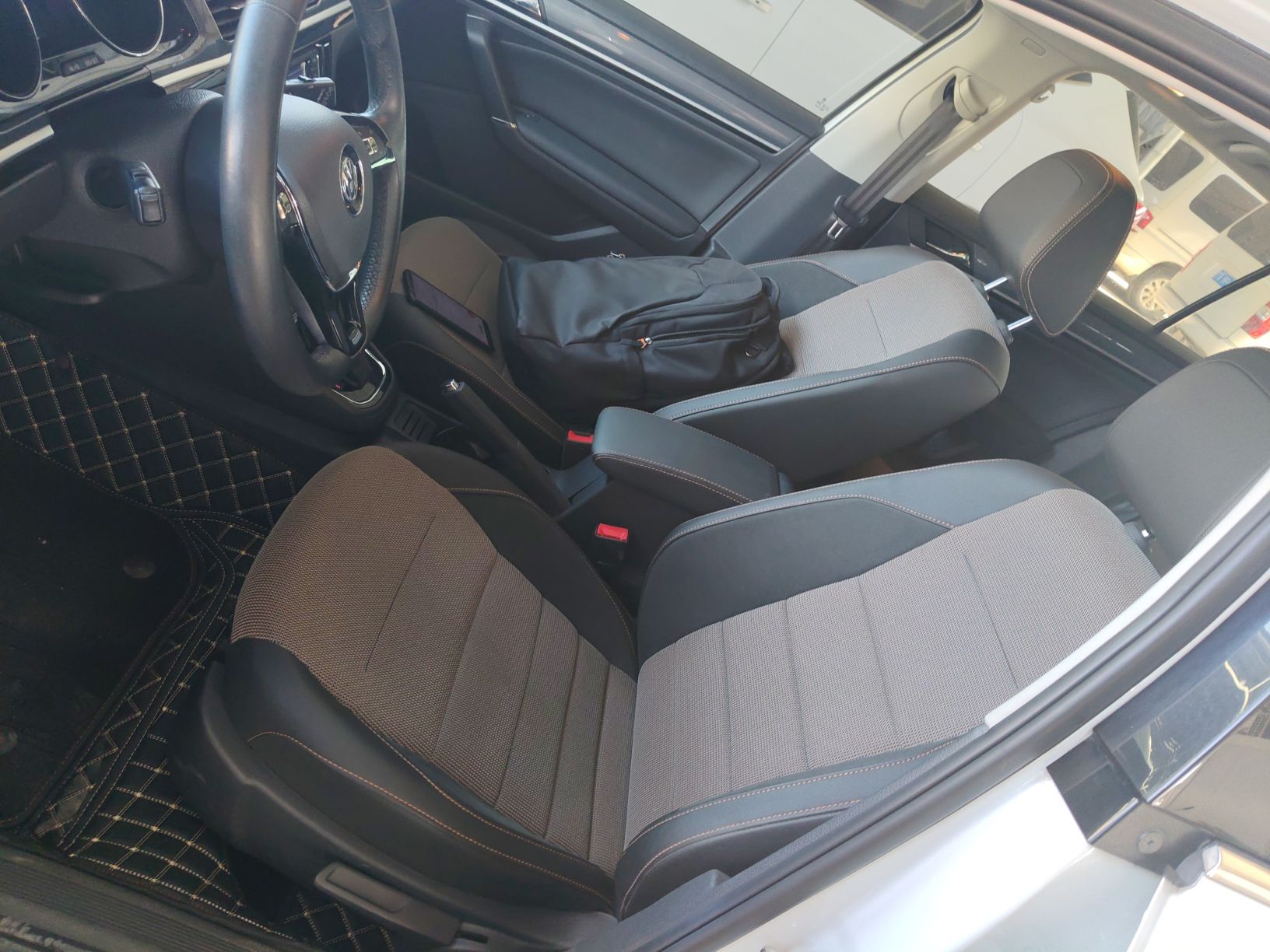 Переднее сиденье в автомобиле