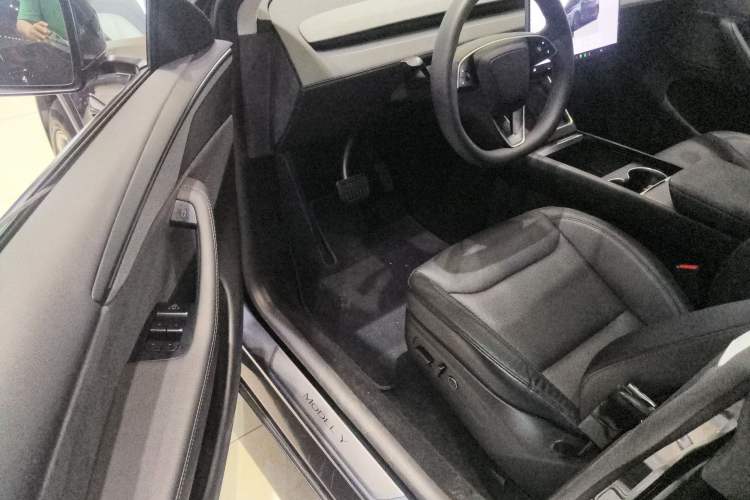 Used Tesla Model Y 2025 Long-Range All-Wheel-Drive Version
