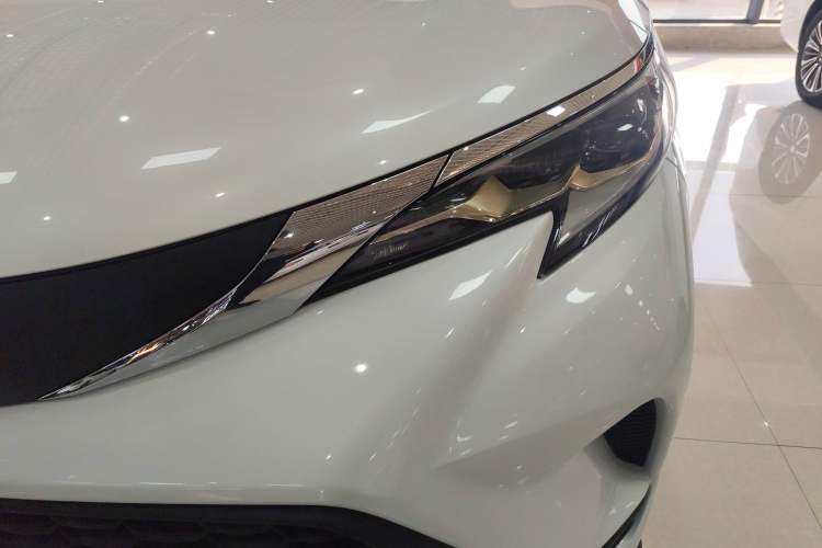 Used Toyota Granvia 2023 2.5L Hybrid Comfort Edition
