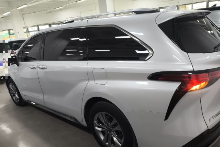 Used Toyota Sienna 2023 2.5L Hybrid Luxury Edition