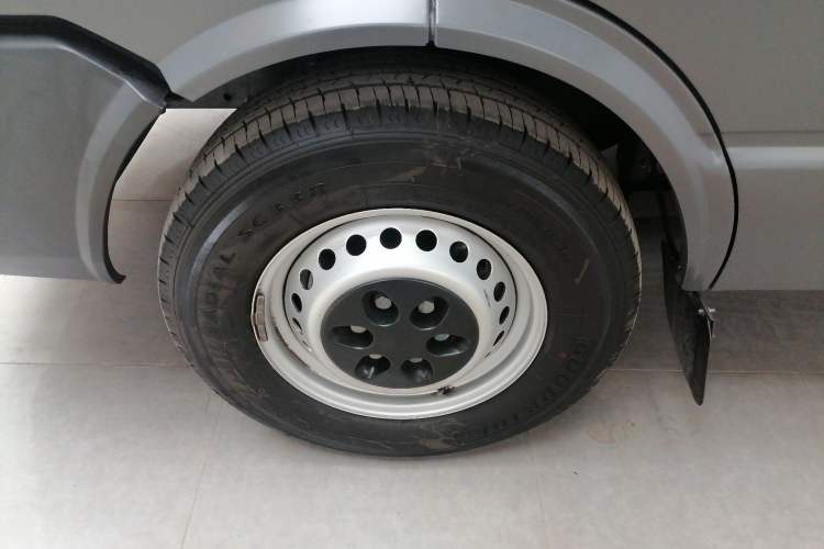 Used Iveco Daily 2023 2.5T A35M1 Multi-Purpose Passenger Vehicle Short Wheelbase Low Roof Single Tire Manual Transmission with Automatic Option