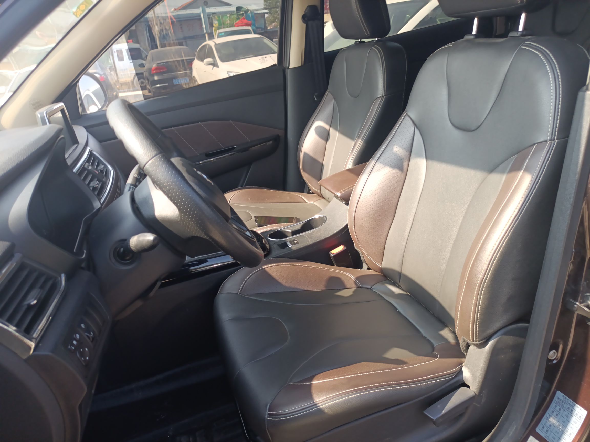 المقاعد الأمامية داخل السيارة