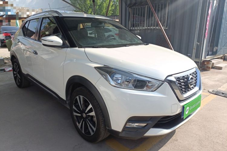 Used Nissan Kicks 2017 1.5L CVT Smart Drive Edition Front Right 45 Deg