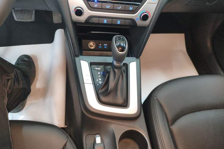 Used Hyundai Elantra (6th Generation / Lingdong) 2016 1.6L Automatic ZhiXuan – Elite Version Gear Lever