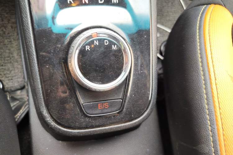 Used Baojun 310 2017 1.5L Automatic Fashion Model Gear Lever