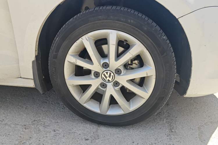 Used Volkswagen Sagitar 2013 1.4 TSI BlueMotion Edition Right Front Wheel Hub