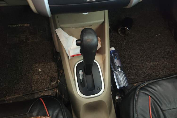 Used Venucia R50 2013 1.6L Automatic Fashion Edition Gear Lever