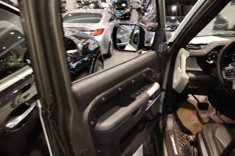 Used Land Rover Defender 2023 Facelift 110 3.0T P400 X-DYNAMIC HSE Interior 7