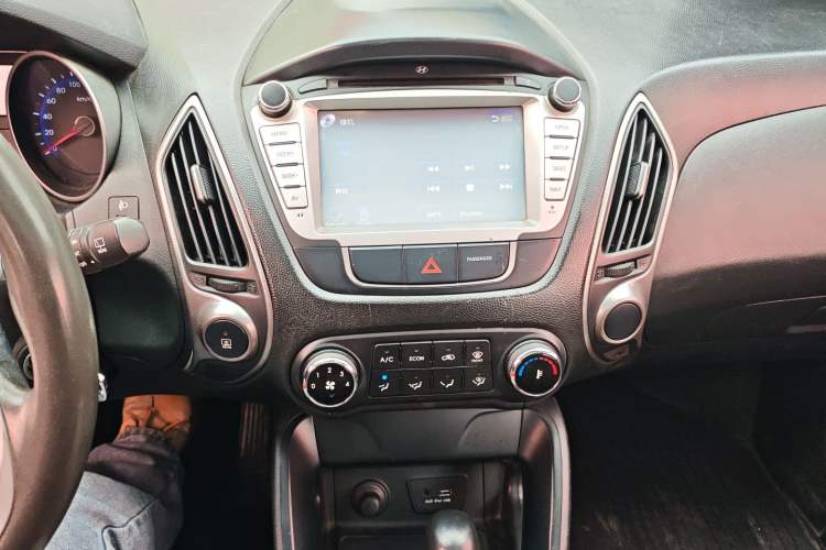 Used Hyundai ix35 2013 2.0L Automatic 2WD Comfort GL China IV Standard Audio And AC Panel